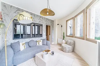 Coin salon dans l'établissement Modern Family Suite with 3 bedrooms and 2 bathrooms for 6 people