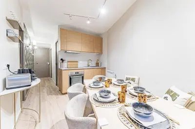 Cuisine ou kitchenette dans l'établissement Modern Family Suite with 3 bedrooms and 2 bathrooms for 6 people