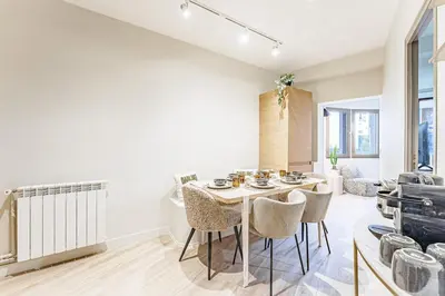 Coin salon dans l'établissement Modern Family Suite with 3 bedrooms and 2 bathrooms for 6 people