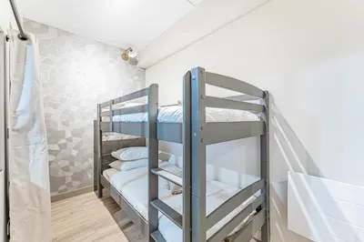 Un ou plusieurs lits dans un hébergement de l'établissement Modern Family Suite with 3 bedrooms and 2 bathrooms for 6 people