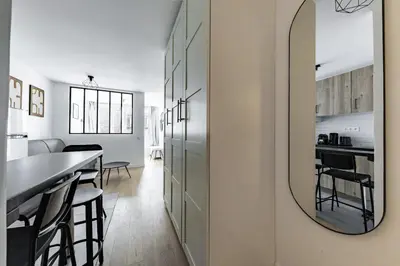 Cuisine ou kitchenette dans l'établissement Comfortable Apartment , Porte-Dorée District, Paris