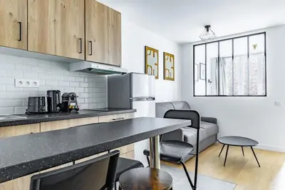Cuisine ou kitchenette dans l'établissement Comfortable Apartment , Porte-Dorée District, Paris