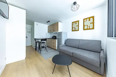 Cuisine ou kitchenette dans l'établissement Comfortable Apartment , Porte-Dorée District, Paris