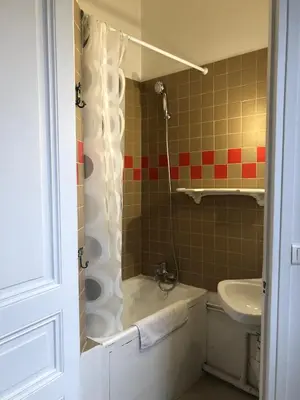 Salle de bains dans l'établissement Charmante chambre dans le Marais