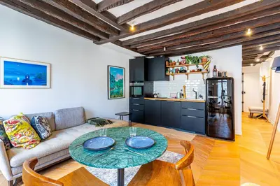 Cuisine ou kitchenette dans l'établissement GuestReady - Cozy apartment for 2 near Les Halles