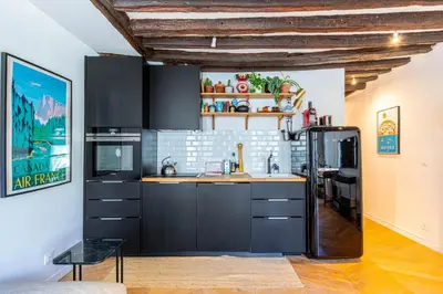 Cuisine ou kitchenette dans l'établissement GuestReady - Cozy apartment for 2 near Les Halles