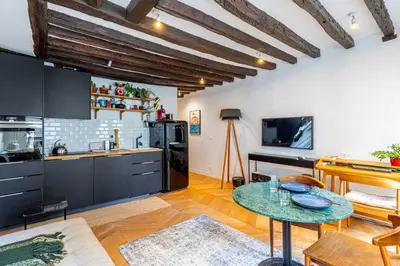 Cuisine ou kitchenette dans l'établissement GuestReady - Cozy apartment for 2 near Les Halles