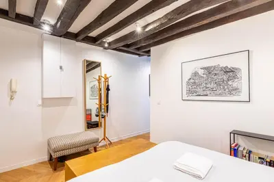 Un ou plusieurs lits dans un hébergement de l'établissement GuestReady - Cozy apartment for 2 near Les Halles