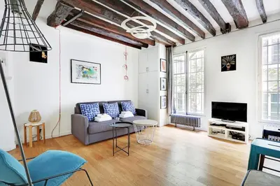 Télévision ou salle de divertissement dans l'établissement Charming apartment-Saintonge