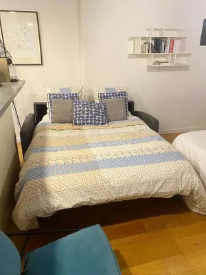 Un ou plusieurs lits dans un hébergement de l'établissement Charming apartment-Saintonge