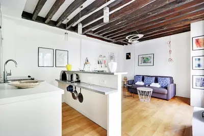 Cuisine ou kitchenette dans l'établissement Charming apartment-Saintonge