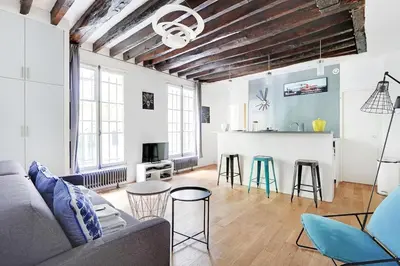Télévision ou salle de divertissement dans l'établissement Charming apartment-Saintonge