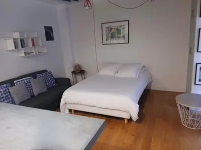 Un ou plusieurs lits dans un hébergement de l'établissement Charming apartment-Saintonge