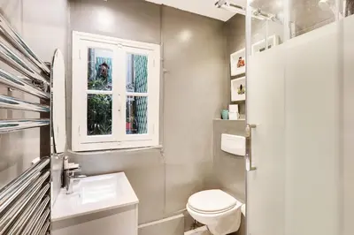 Salle de bains dans l'établissement Charming apartment-Saintonge