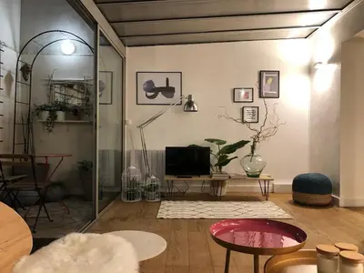 Télévision ou salle de divertissement dans l'établissement Duplex Charlot-lumineux