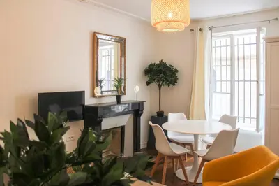 Coin salon dans l'établissement Charmant appartement près de lOpéra et métro