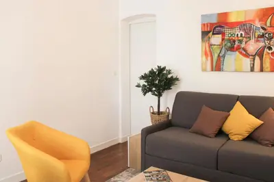 Coin salon dans l'établissement Charmant appartement près de lOpéra et métro