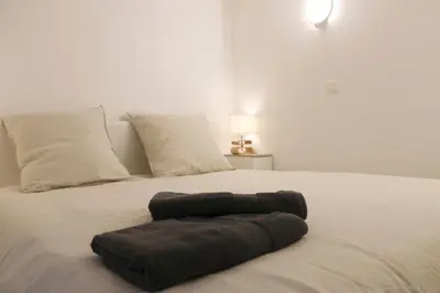 Un ou plusieurs lits dans un hébergement de l'établissement Charmant appartement près de lOpéra et métro