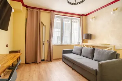 Coin salon dans l'établissement Renovated AC apartment 10 min to eiffel Tower