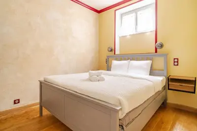 Un ou plusieurs lits dans un hébergement de l'établissement Renovated AC apartment 10 min to eiffel Tower