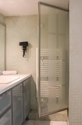 Salle de bains dans l'établissement Renovated AC apartment 10 min to eiffel Tower