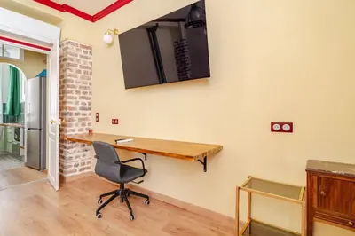 Télévision ou salle de divertissement dans l'établissement Renovated AC apartment 10 min to eiffel Tower