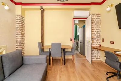 Coin salon dans l'établissement Renovated AC apartment 10 min to eiffel Tower