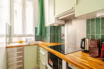 Cuisine ou kitchenette dans l'établissement Renovated AC apartment 10 min to eiffel Tower