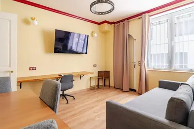 Télévision ou salle de divertissement dans l'établissement Renovated AC apartment 10 min to eiffel Tower