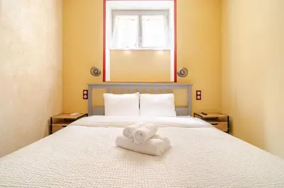 Un ou plusieurs lits dans un hébergement de l'établissement Renovated AC apartment 10 min to eiffel Tower