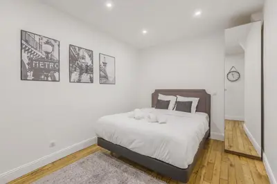 Un ou plusieurs lits dans un hébergement de l'établissement Cozy 4P apartment Place des Vosges Metro St Paul
