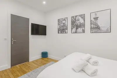 Un ou plusieurs lits dans un hébergement de l'établissement Cozy 4P apartment Place des Vosges Metro St Paul