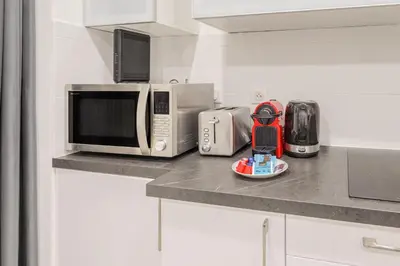 Cuisine ou kitchenette dans l'établissement Cozy 4P apartment Place des Vosges Metro St Paul