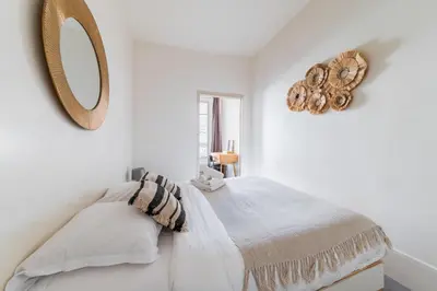 Un ou plusieurs lits dans un hébergement de l'établissement Appartement Paisible Proximite des Halle - 4P