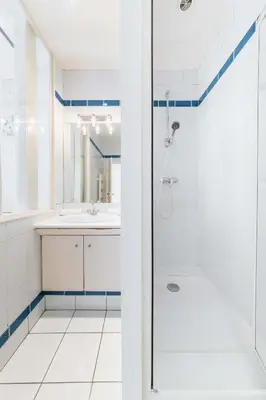 Salle de bains dans l'établissement Appartement Paisible Proximite des Halle - 4P