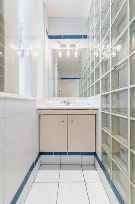 Salle de bains dans l'établissement Appartement Paisible Proximite des Halle - 4P