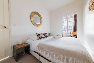 Un ou plusieurs lits dans un hébergement de l'établissement Appartement Paisible Proximite des Halle - 4P