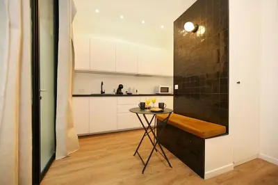 Cuisine ou kitchenette dans l'établissement Studio fonctionnel tout equipe Batignolles - 2P