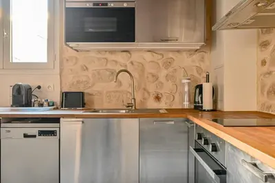 Cuisine ou kitchenette dans l'établissement Grand 2 pieces typique du Marais