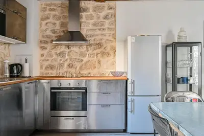Cuisine ou kitchenette dans l'établissement Grand 2 pieces typique du Marais