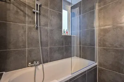 Salle de bains dans l'établissement Grand 2 pieces typique du Marais
