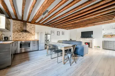 Cuisine ou kitchenette dans l'établissement Grand 2 pieces typique du Marais