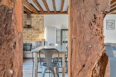 Cuisine ou kitchenette dans l'établissement Grand 2 pieces typique du Marais