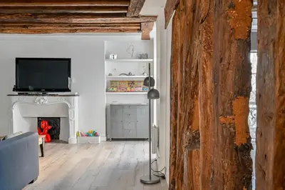 Télévision ou salle de divertissement dans l'établissement Grand 2 pieces typique du Marais