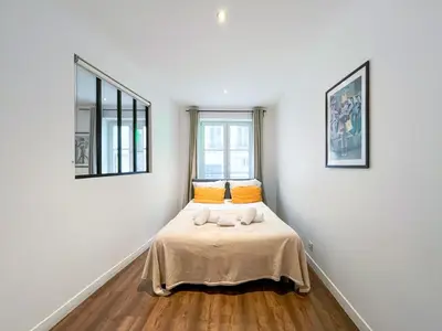 Un ou plusieurs lits dans un hébergement de l'établissement UrbanFlat 201 - Beautiful 2 Bedroom Flat in the center of Paris