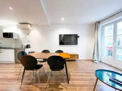 Cuisine ou kitchenette dans l'établissement UrbanFlat 201 - Beautiful 2 Bedroom Flat in the center of Paris