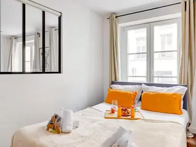 Un ou plusieurs lits dans un hébergement de l'établissement UrbanFlat 201 - Beautiful 2 Bedroom Flat in the center of Paris