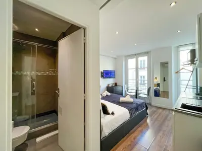 Salle de bains dans l'établissement UrbanFlat 205 - Beautiful Studio in the center of Paris