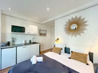 Cuisine ou kitchenette dans l'établissement UrbanFlat 205 - Beautiful Studio in the center of Paris