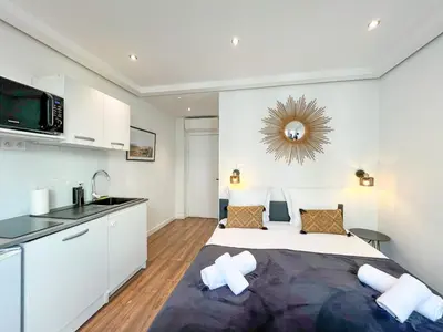 Cuisine ou kitchenette dans l'établissement UrbanFlat 205 - Beautiful Studio in the center of Paris